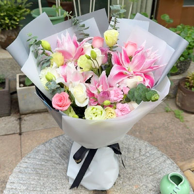 河源9朵玫瑰混搭百合，爱恋纯真无邪