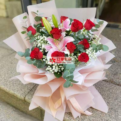 河源11朵红玫瑰百合，全世界里只有一个你