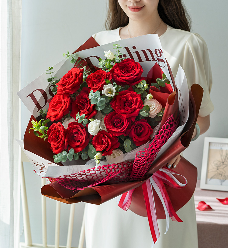 河源女朋友生日,送玫瑰花束合适还是百合花更好?